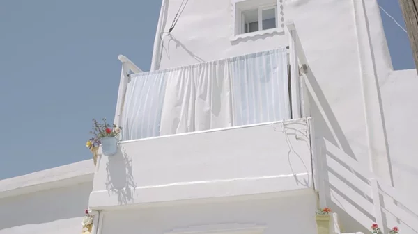 Όταν η άσχημη πλευρά του τουρισμού γεννά ωραία βιβλία και έργα τέχνης