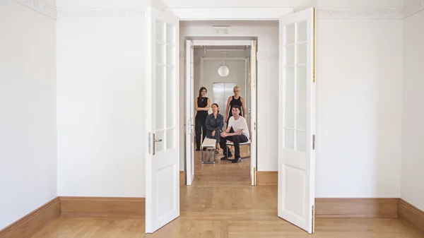 Τι σηματοδοτεί η συγκατοίκηση 3 γκαλερί της Αθήνας στο ιστορικό κτίριο της Τοσίτσα 3 στα Εξάρχεια;