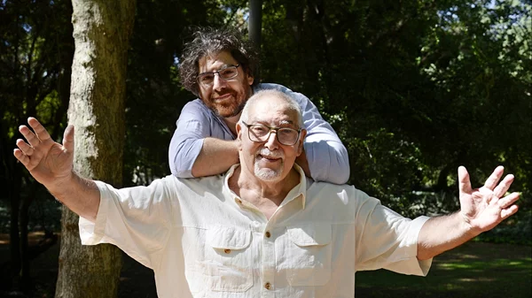 Γιατί τόσοι αναγνώστες παθιάζονται με τους Χόρχε και Ντεμιάν Μπουκάι;