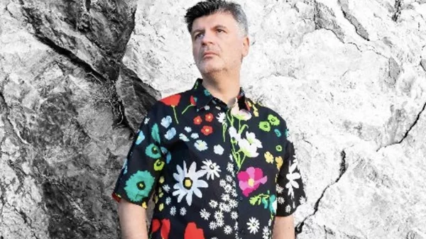 Ο Φοίβος Δεληβοριάς καλεί σε μια μεγάλη μαζική απόδραση από τη "ζαλισμένη πρωτεύουσα"