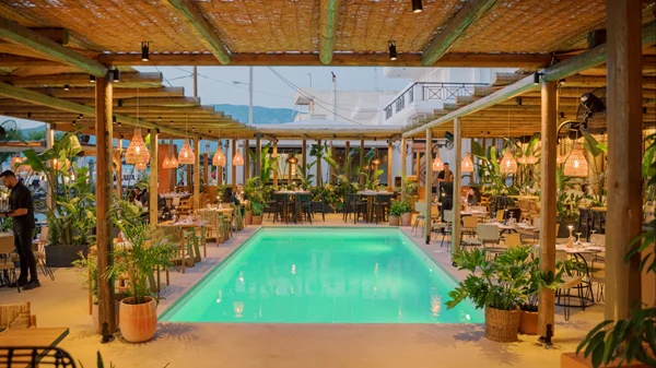 "Montezuma Bar": Tropical vibes και θέα στον Κορινθιακό Κόλπο