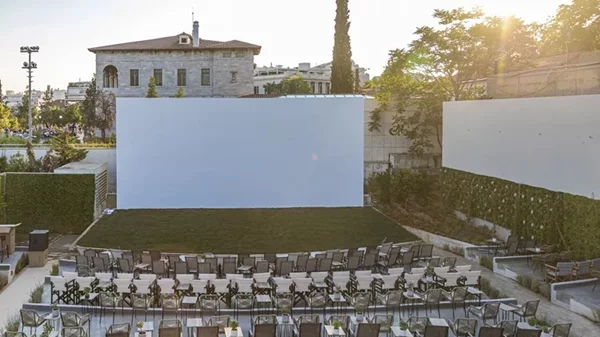 Cine Πολεμικό Μουσείο: Σινεφίλ καλοκαιρινή στάση στο κέντρο της Αθήνας