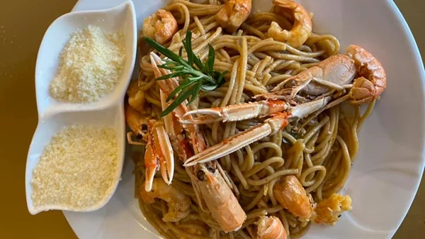 Μεϊντάνι Μεζεδοπωλείο: Αύρα γειτονιάς μέσα στο πράσινο