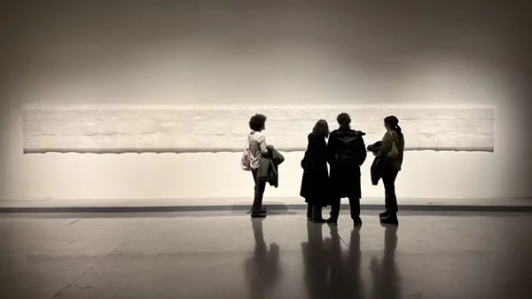 Ξεναγήσεις στην έκθεση "Εγκώμιο της σκιάς" της Νίνας Παπακωνσταντίνου στο Μέγαρο Μουσικής