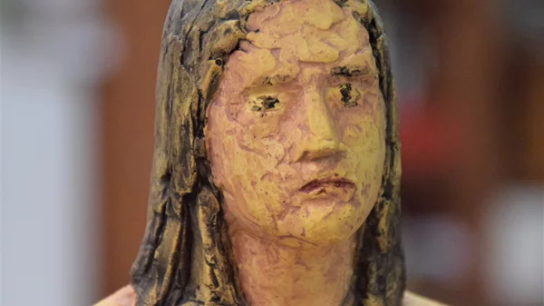 Τα γλυπτά του Βασίλη Παπασάικα ζωντανεύουν "Εικόνες" οικείων του προσώπων