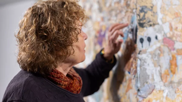 Η Ρένα Παπασπύρου μεταφέρει την υλικότητα μιας κατεδαφισμένης μονοκατοικίας του Παγκρατίου στη Στέγη Ωνάση