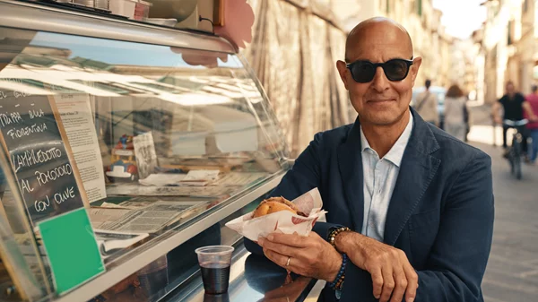 Ο Στάνλεϊ Τούτσι σε ένα ακόμη γαστρονομικό ταξίδι στην Ιταλία