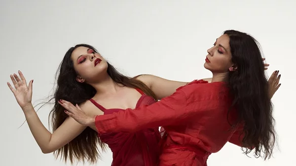 "Η Λέλα και η Λέλα": Τελευταίες παραστάσεις για το έργο του Ανδρέα Στάικου