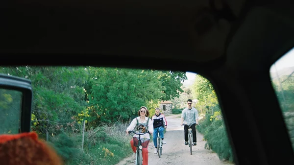 Γλειφιτζούρια: Το νέο single της Lah Porella και ένα καλοκαιρινό βίντεο κλιπ γυρισμένο στην Ερεσό