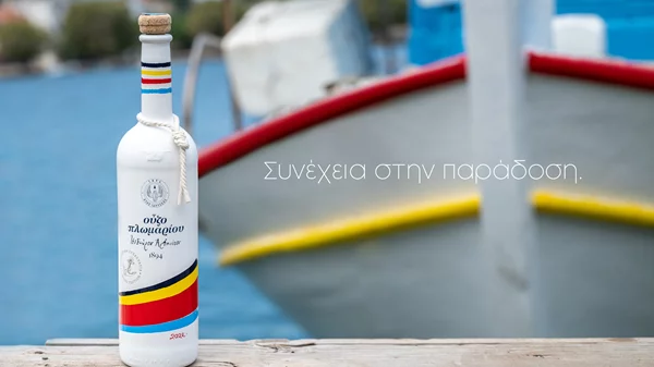 Το Ούζο Πλωμαρίου αναδεικνύει τα παραδοσιακά ξύλινα καΐκια και την τέχνη τους
