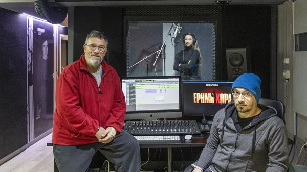 "Το πιο σημαντικό στην ακουστική περιγραφή είναι να μάθεις πότε δεν πρέπει να μιλάς": Οι άνθρωποι που εξασφαλίζουν ισότιμη πρόσβαση στις σειρές για όλους