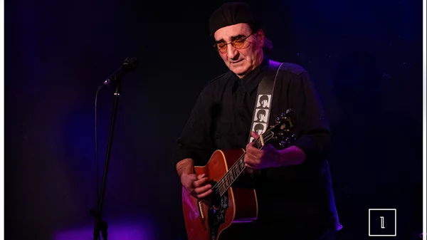 Ο Βασίλης Καζούλης στο "Πόλις": Ενθουσιασμός, νοσταλγία, γλυκές μπαλάντες και υπέροχες διασκευές