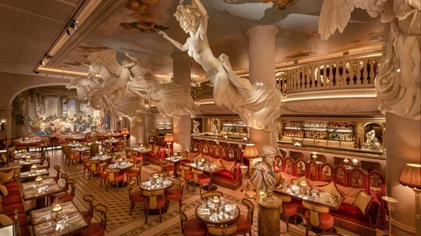 "Bacchanalia": Όταν το Mayfair έφαγε γαρίδες σαγανάκι