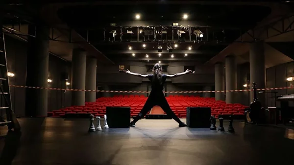 Στάση Μετρό Ομόνοια: Το ιστορικό "Θέατρο Άλφα Ληναίος-Φωτίου" περνάει με επιτυχία στη νέα εποχή