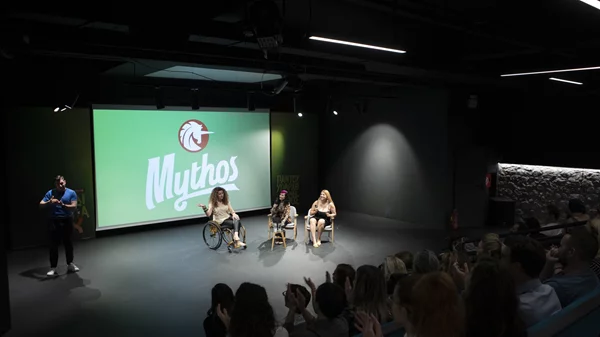 "Μυθικές" συναντήσεις που μας χωράνε ΟΛΟΥΣ από τη μπύρα Mythos!