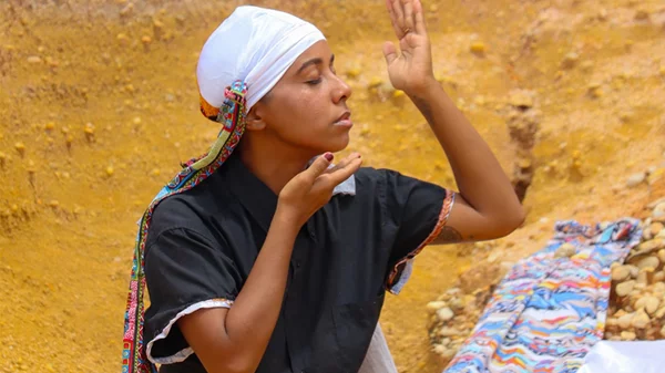 Το "Everyone I Know Is Sick" εξετάζει τον τρόπο που η κοινωνία μας αποκλείει τους ανάπηρους και άρρωστους ανθρώπους