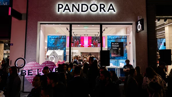 Το νέο κατάστημα Pandora στην Ερμού άνοιξε, σε ένα αξέχαστο event με στυλ, μόδα, αγάπη και live αναμετάδοση από τον Love Radio 97,5