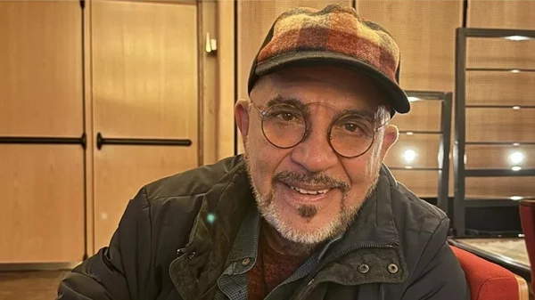 O Γιάννης Ζουγανέλης ετοιμάζει μια μουσική βραδιά γεμάτη χιούμορ