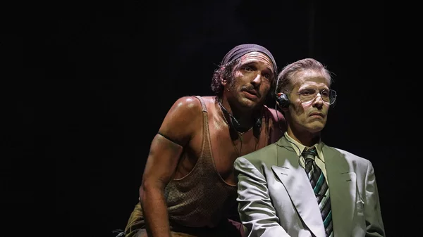 Έξι παραστάσεις παίζονται σε επανάληψη