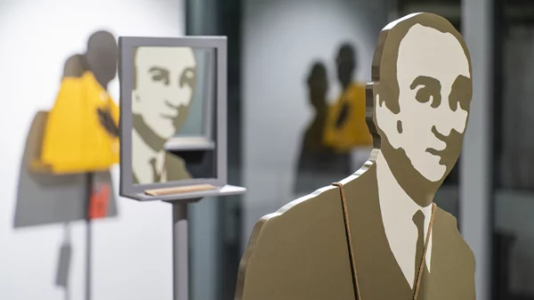 Δημήτρης Χαντζόπουλος και Μαργαρίτα Πουρνάρα μάς ξεναγούν στην έκθεση "Selfies"