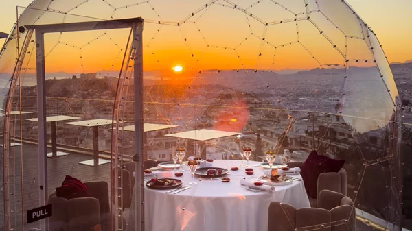 "St. George Lycabettus": Ραντεβού με τον Άγιο Βαλεντίνο με πανοραμική θέα