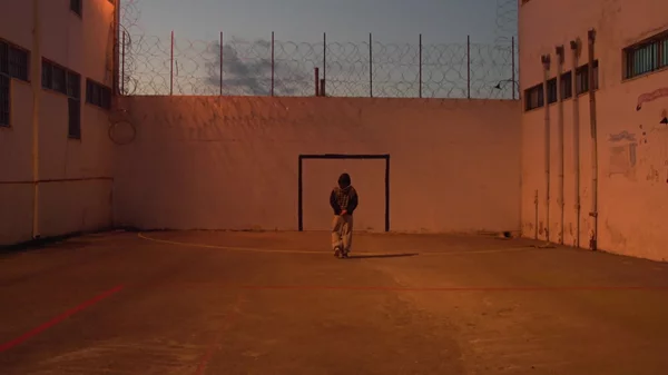 "Re/member your House": Η αναδρομική έκθεση του Μενέλαου Καραμαγγιώλη αφηγείται ιστορίες αφανών ηρώων της καθημερινότητας