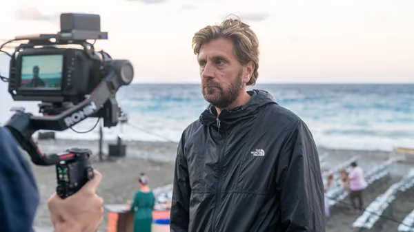 Ο βραβευμένος στις Κάνες Ρούμπεν Έστλουντ, το τίμημα της ομορφιάς και το "Τρίγωνο της Θλίψης"