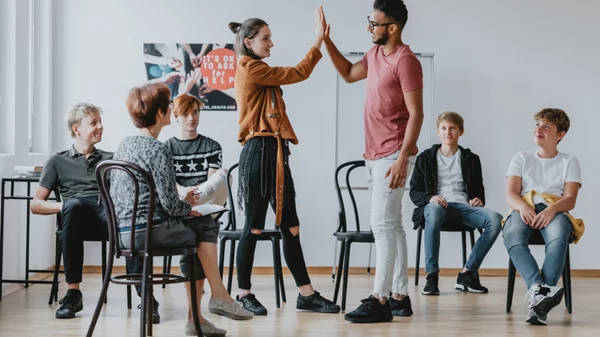 Ανοιχτό κάλεσμα σε δημιουργικούς και ανατρεπτικούς εφήβους που θέλουν να πάρουν μέρος στο θεατρικό εργαστήριο Υouthquake