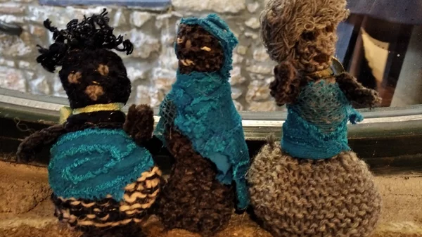 Πασχαλινό Βazaar με κούκλες και "Φυλακισμένα Παραμύθια"