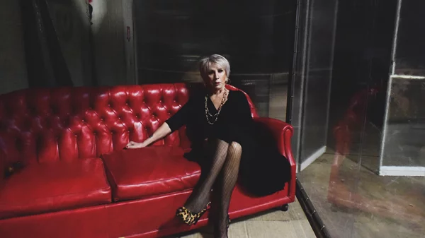 Μπέττυ Βακαλίδου: "Στα "Κόκκινα φανάρια" πετάμε τα στρας και τη χρυσόσκονη του περιθωρίου κι αυτό που θα δείτε είναι… αίμα"