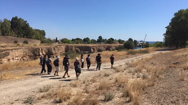 "ad interim": Οι Campus Novel στήνουν ένα μνημείο για τον Ισθμό της Κορίνθου