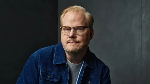 "Τζιμ Γκάφιγκαν: Συνοψίζοντας": Το stand-up αφιέρωμα του μεγάλου κωμικού ήρθε στο Disney+