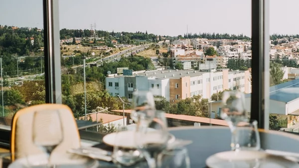 Morrison All Day Bar- Restaurant: Γιορτινό σκηνικό με φαντασμαγορική θέα