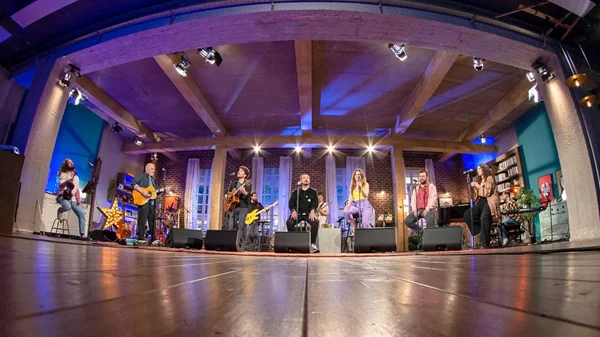 Το "Μουσικό κουτί" μάς γνέφει το πιο καλοκαιρινό "εις το επανιδείν"