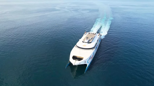 EuroChampion Jet: Το νέο ταχύπλοο της SEAJETS κατέφτασε στο λιμάνι του Πειραιά