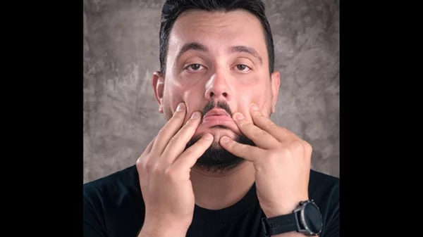 "Κανονική δουλειά": O Στέλιος Ανατολίτης επιστρέφει με την τρίτη του σόλο παράσταση