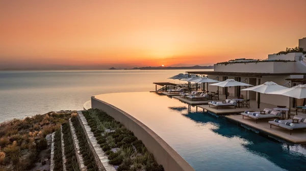 To "One&Only Kéa Island" ξεκίνησε να υποδέχεται τους πρώτους του επισκέπτες