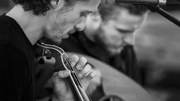 Ο Νίκος και ο Αντώνης Ξυλούρης αποχαιρετούν το καλοκαίρι στο Θέατρο Βράχων