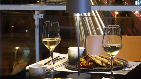 Poseidon hotel: Love is in the air!