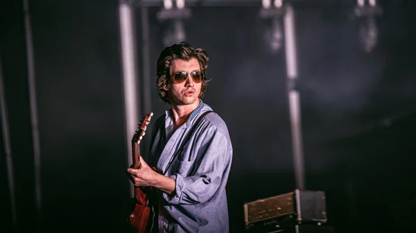 Arctic Monkeys- The Hives: Τα όμορφα sold out όμορφα "καίγονται"