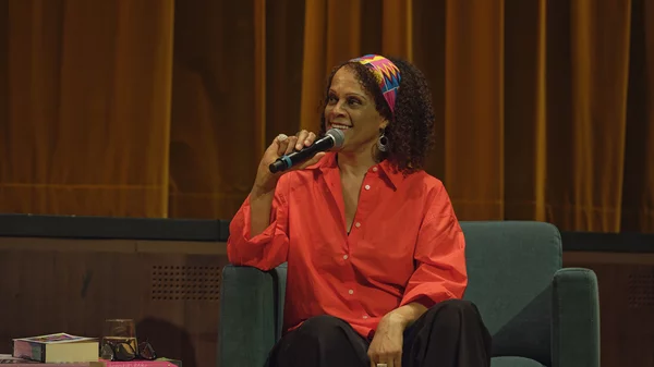 Γιατί απαιτούμε από τις μαύρες γυναίκες συγγραφείς να γράφουν μόνο για τον εαυτό τους;