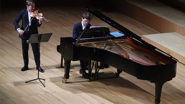 Καθηλωτικά ρεσιτάλ βιολιού-πιάνου στο Μέγαρο: η μουσικότητα του Ρενώ Καπυσόν και η ένταση της Γιούλιας Φίσερ