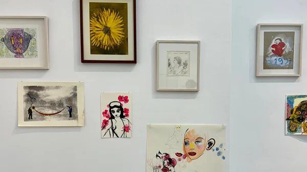 "Εντός Εκτός": Μια ομαδική έκθεση έργων σε χαρτί εντός και εκτός κάδρου από διαφορετικές περιόδους