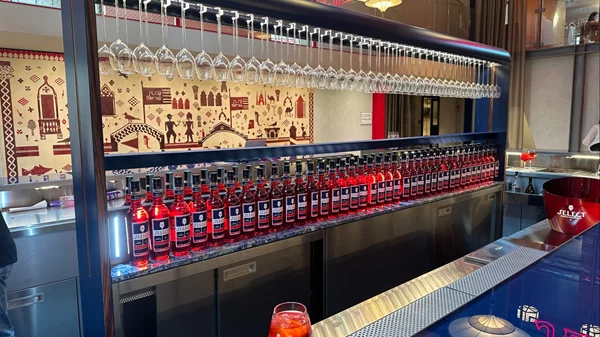 "Ca' Select": Μπήκαμε στο εντυπωσιακό νέο σπίτι του αυθεντικού βενετσιάνικου Spritz