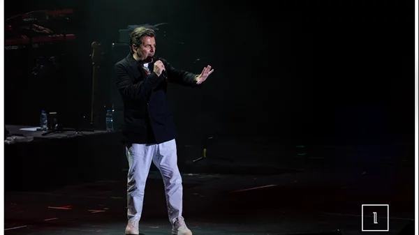 Thomas Anders: Μεταμόρφωσε το "Christmas Theater" σε ντισκοτέκ βγαλμένη από τα 1980s