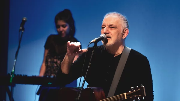 Γυάλινο Μουσικό Θέατρο: ο Νίκος Πορτοκάλογλου ξεσηκώνει, κρατώντας "Ένα Φως Αναμμένο"