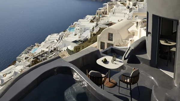 "Kivotos Santorini" & "Mavro" δίνουν άλλο χρώμα στη Σαντορίνη