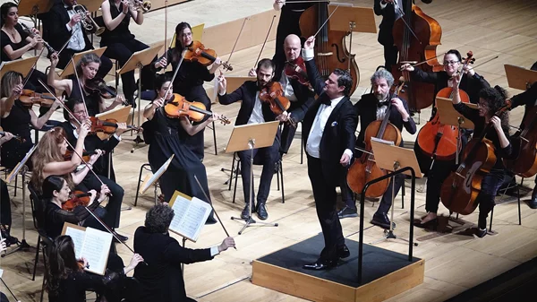 Εορταστικές μουσικές εκδηλώσεις με έντονα αρώματα Βιέννης και Πουτσίνι: εντυπωσιακές συναυλίες Καμεράτας- Πέτρου στο Μέγαρο και μία απογοητευτική "Νυχτερίδα"!