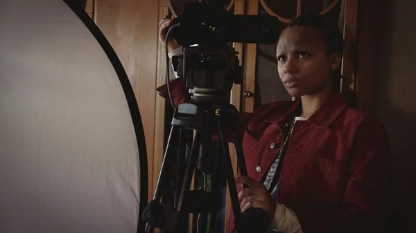 Τσάρλι Μπρούκερ: "Το "Black Mirror" δεν αφορά τη "διαβολική" τεχνολογία, αλλά την ανθρώπινη τάση προς το χάος"