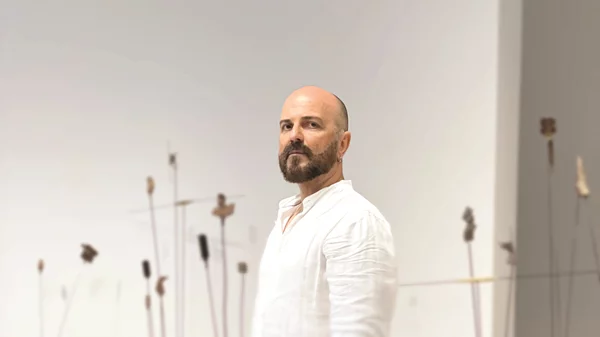 "Πνοή": Ο Μιχάλης Δέλτα εμπνέεται από το πρωτοποριακό έργο του Takis